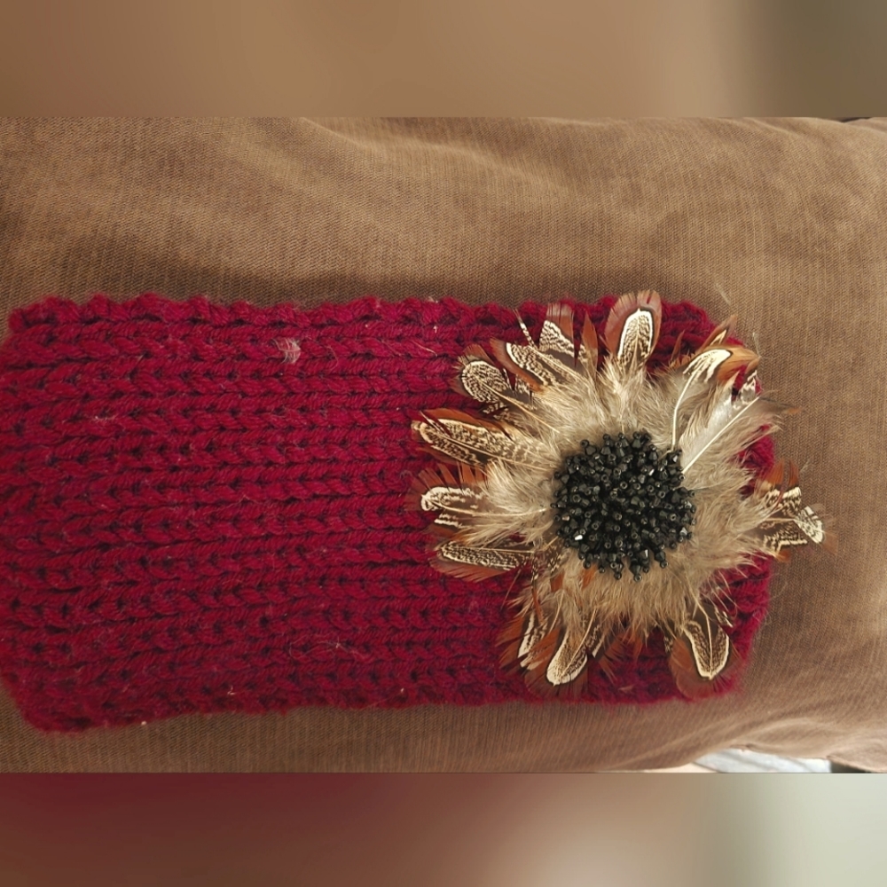 Headband with feather and black stones